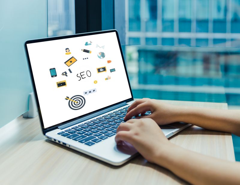 摄图网_500788930_笔记本屏幕上的SEO(企业商用).jpg 摄图网_500788930_笔记本屏幕上的SEO(企业商用).jpg